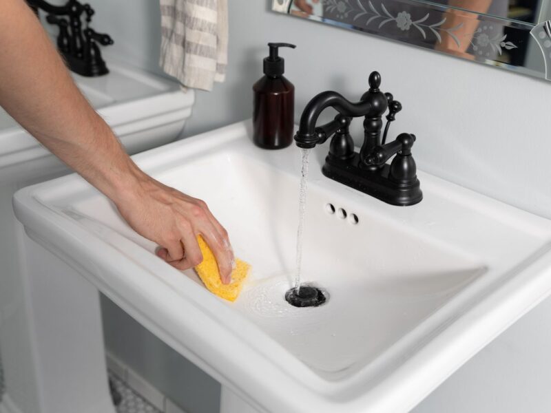 how to clean porcelain sinks-1